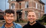 Rick Jellema (l) en Patrick Jongschaap voor het huis van hun dromen aan de Meppelerweg in Steenwijk.