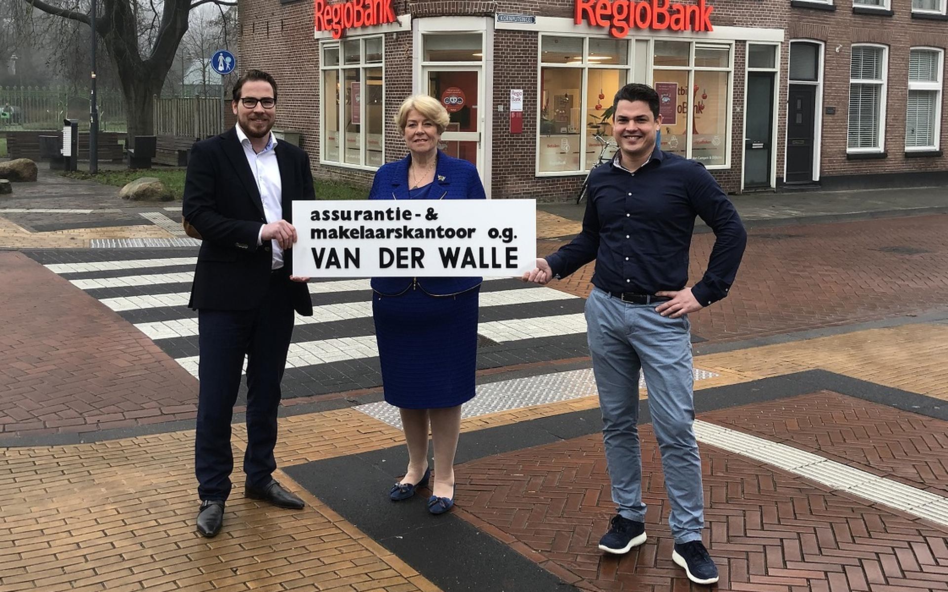 Vera en Valéry van der Walle dragen hun klanten over aan Tom Holtzer.