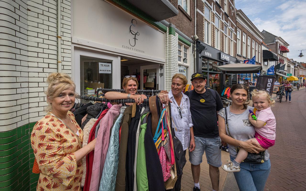 In de Oosterstraat, op de hoek met de Doelenstraat, is de winkel waar Oekraïense vluchtelingen gratis kleding en speelgoed kunnen halen. Anderen betalen 2 euro per item. 