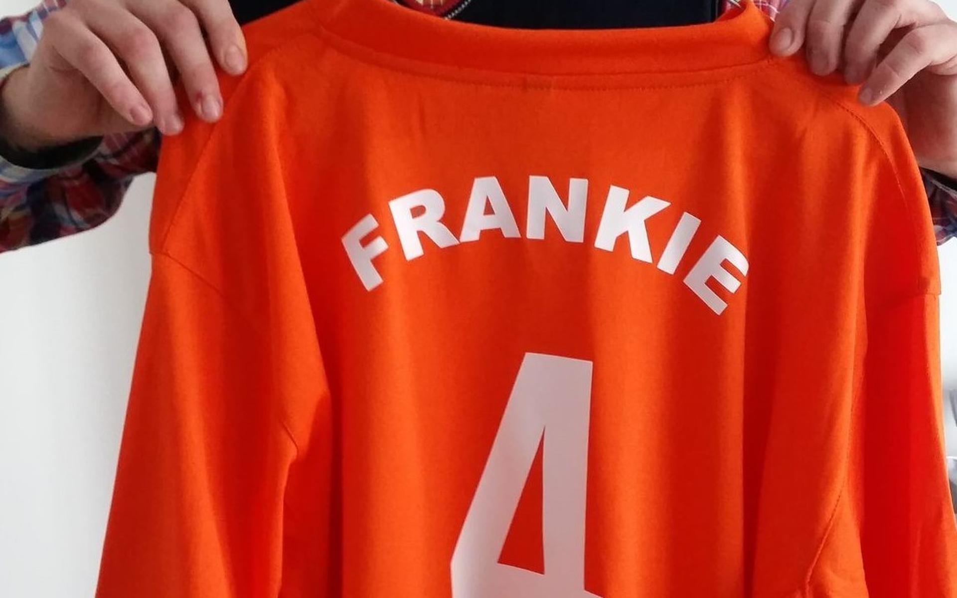 De speciale tenues voor de benefietwedstrijd.