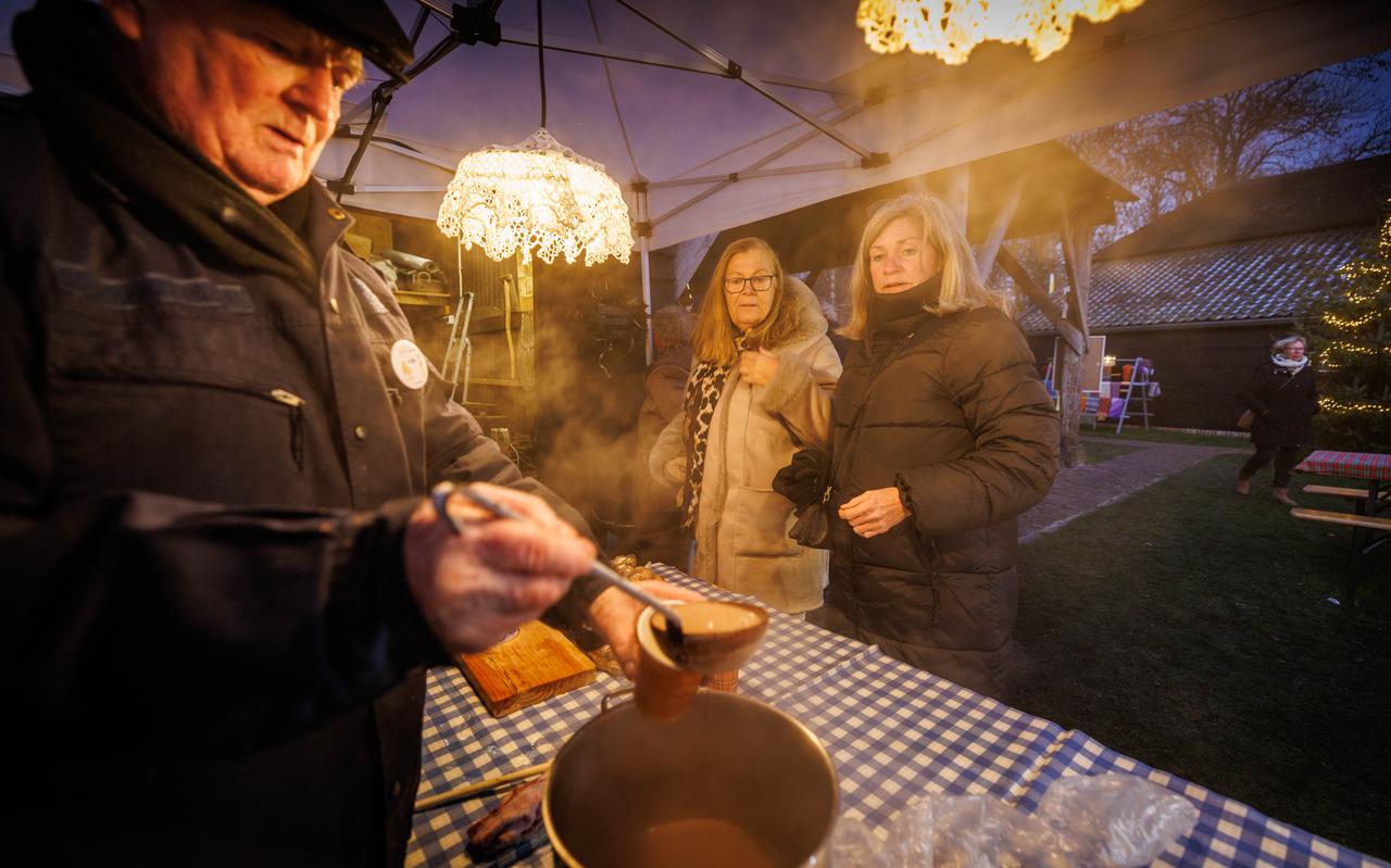 Dampende chocolademelk om op te warmen tijdens de Winterfair in Giethoorn. 