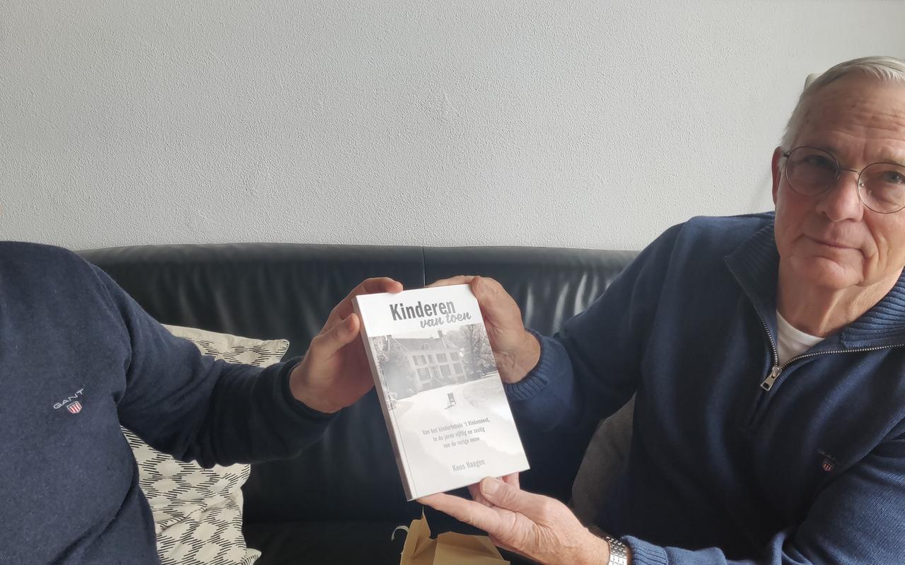 Auteur Koos Haagen (rechts) woont sinds 2004 in Steenwijk en heeft als vrijwilliger op Steenwijker scholen gewerkt. Het boek wordt hem overhandigd door Martin van t Veen, directeur van Bijzonderdruk. Auteur Koos Haagen (rechts) woont sinds 2004 in Steenwijk en heeft als vrijwilliger op Steenwijker scholen gewerkt. Het boek wordt hem overhandigd door Martin van t Veen, directeur van Bijzonderdruk.