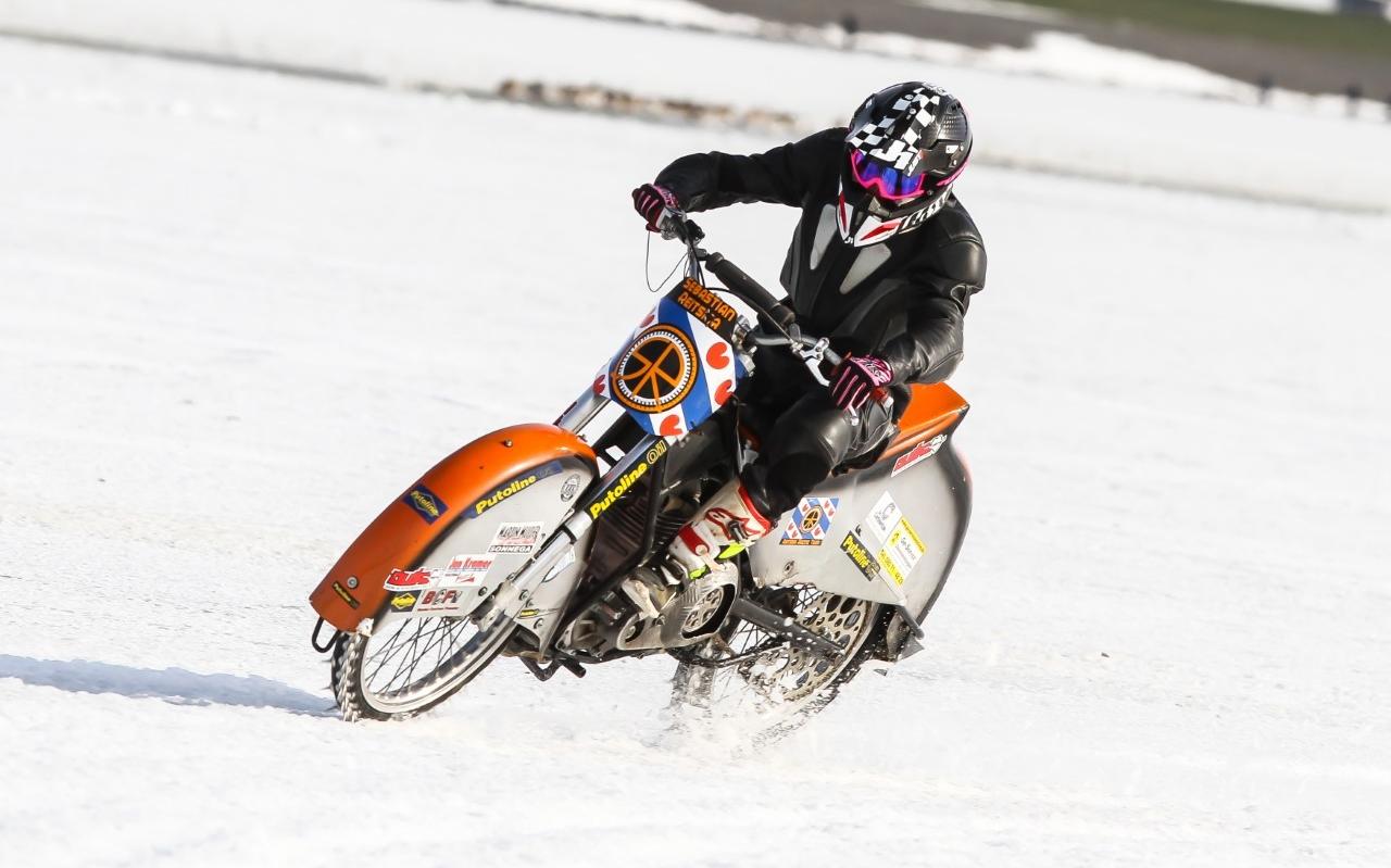 Bridget Portijk aan het oefenen op een ijsspeedwaymotor op het IJsselmeer nabij het Friese Zurich. Bridget Portijk aan het oefenen op een ijsspeedwaymotor op het IJsselmeer nabij het Friese Zurich.