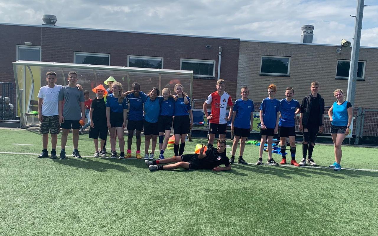 Gemiddeld deden er tien tot twintig kinderen mee aan de SLU Voetbalmiddagen. Gemiddeld deden er tien tot twintig kinderen mee aan de SLU Voetbalmiddagen.