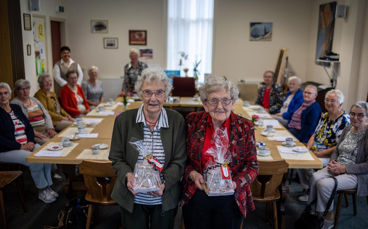 Het 60-jarig jubileumfeest hebben de vrouwen afgelopen woensdagmiddag in het Lokaal gevierd. Het 60-jarig jubileumfeest hebben de vrouwen afgelopen woensdagmiddag in het Lokaal gevierd.