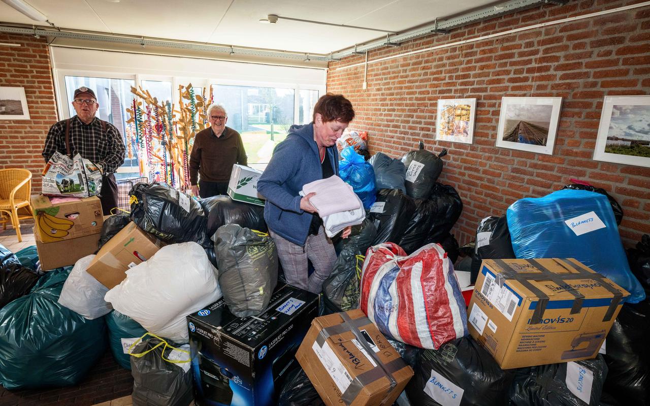 Bij de Landerijen in Oldemarkt is bijna geen ruimte meer over. De inzamelingsactie heeft het dorpscentrum gevuld met spullen voor Oekraïne. Bij de Landerijen in Oldemarkt is bijna geen ruimte meer over. De inzamelingsactie heeft het dorpscentrum gevuld met spullen voor Oekraïne.