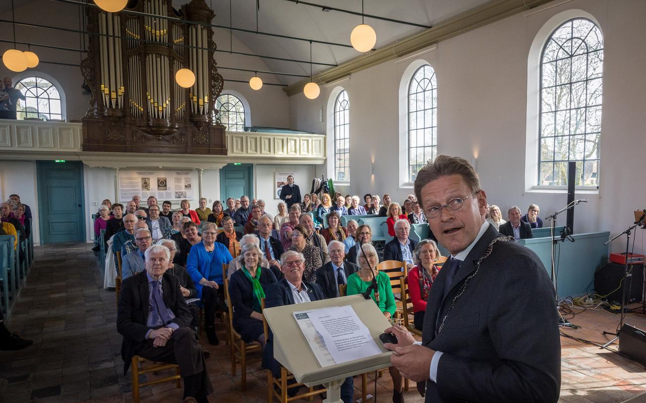 Burgemeester Rob Bats verrichtte de officiële heropening van de Doopsgezinde kerk. 