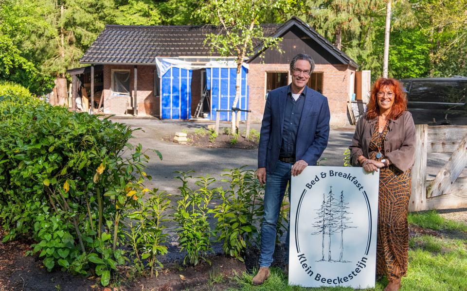 Rob en Jeannette Steijn bij hun B&B Klein Beeckesteijn.