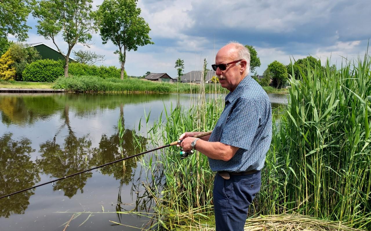 Bert Barneveld gooit een hengeltje uit aan het Steenwijkerdiep: "De oudere vissers zijn met de visplateaus nu ook tevreden na eerst een hoop gemopper."