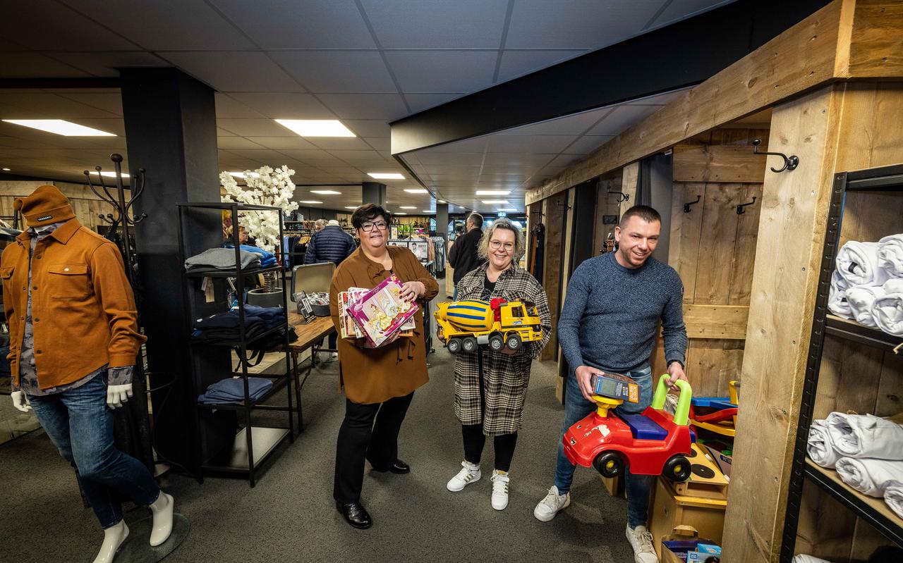 Nathalie de Lange (l) samen met Judith Thole en Pieter Oosterbaan van het eerste team dat voor de speelgoedbank twee dagen de kledingzaak in Vollenhove overnamen.