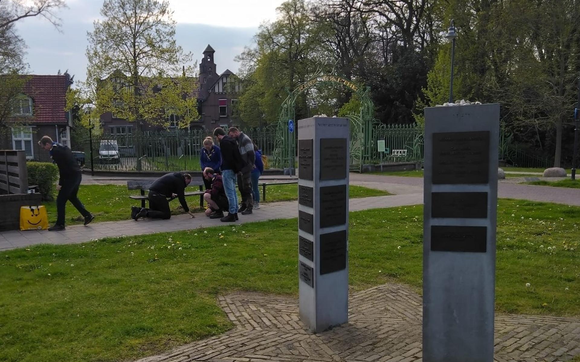 Scouts poetsen de struikelstenen tot ze glimmen.