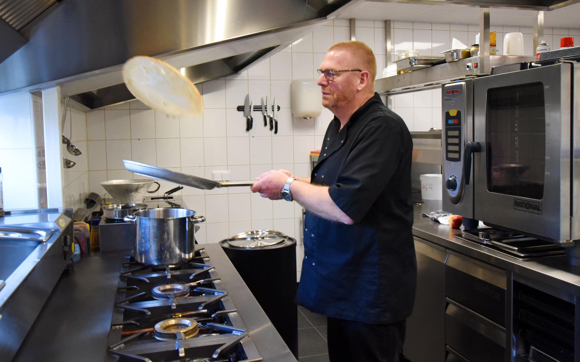 Gerard Dijkema bakt met veel plezier een pannenkoekje in zijn gloednieuwe keuken. 
