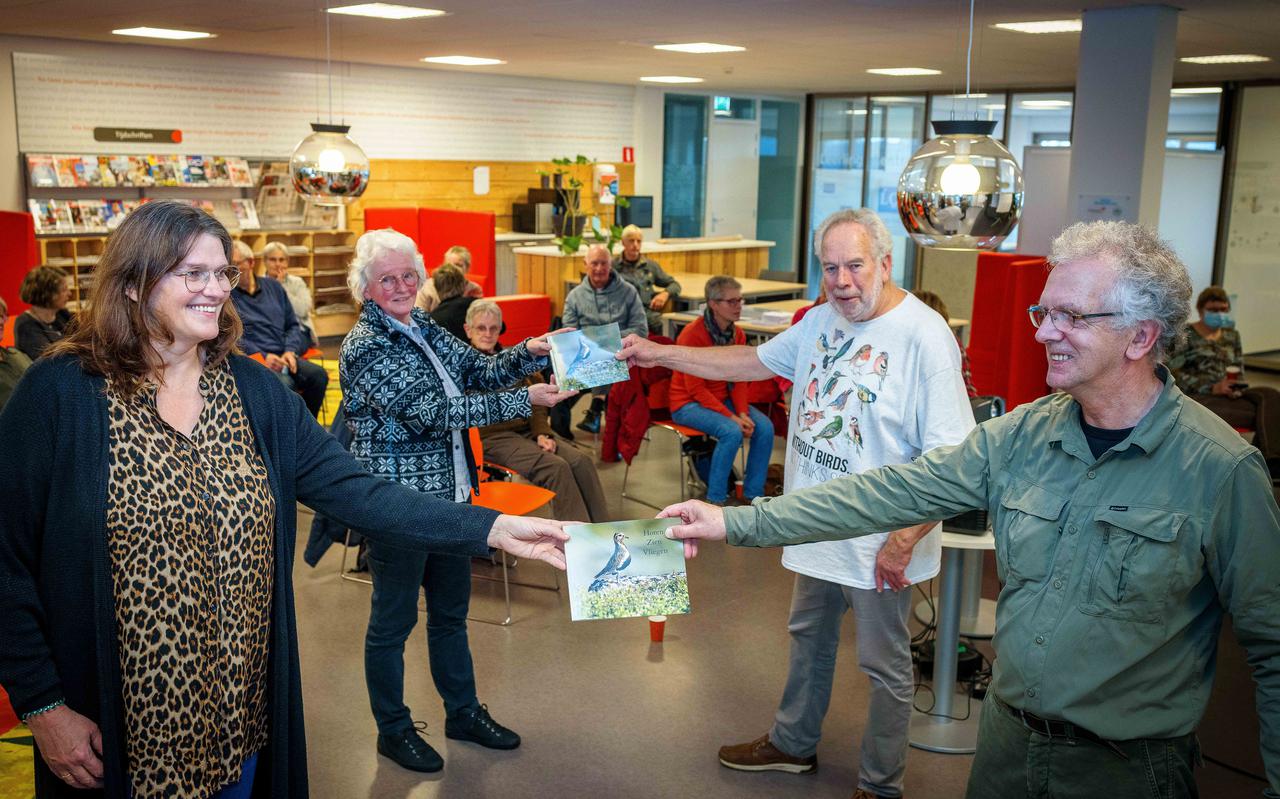 De eerste twee exemplaren van het vogelboek van  Friskorn en Koreman werden uitgereikt aan Astrid Mensink van Bibliotheek Kop van Overijssel en Liesbeth Pit, voorzitter van IVN Vogelwerkgroep Noordwest Overijssel.