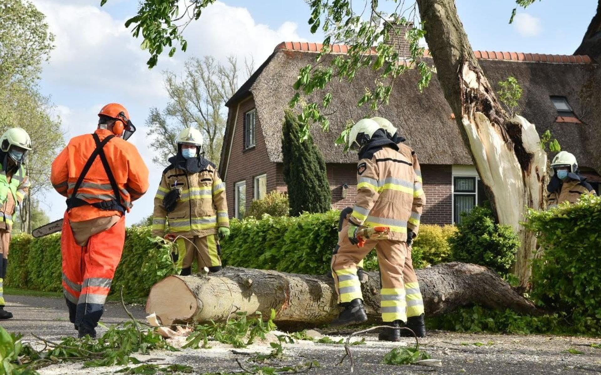 brandweer-ingezet-voor-stormschade-in-wetering-steenwijker-courant