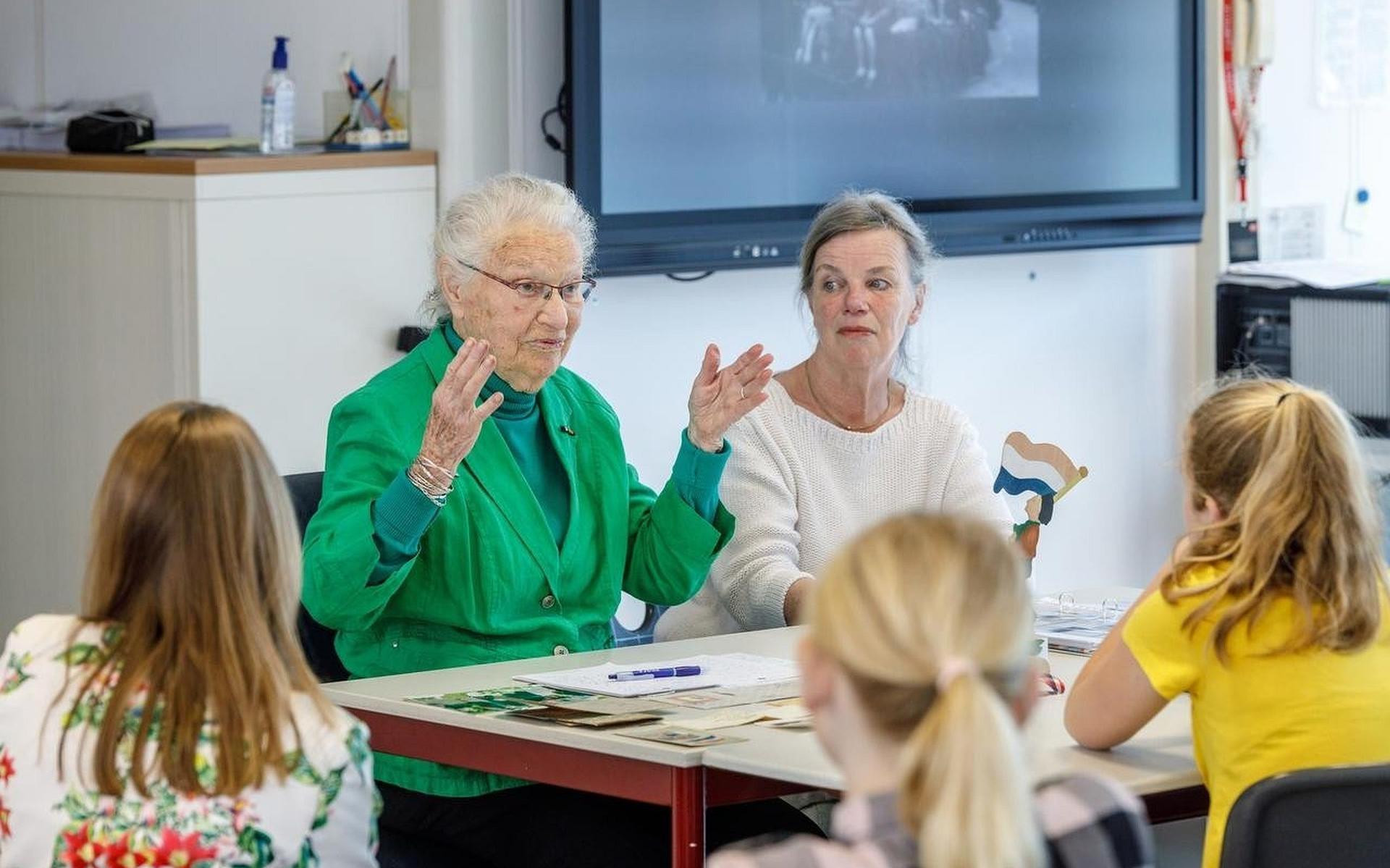 Annie Mulder gaf gastlessen op scholen, waar de leerlingen aan haar lippen hingen.