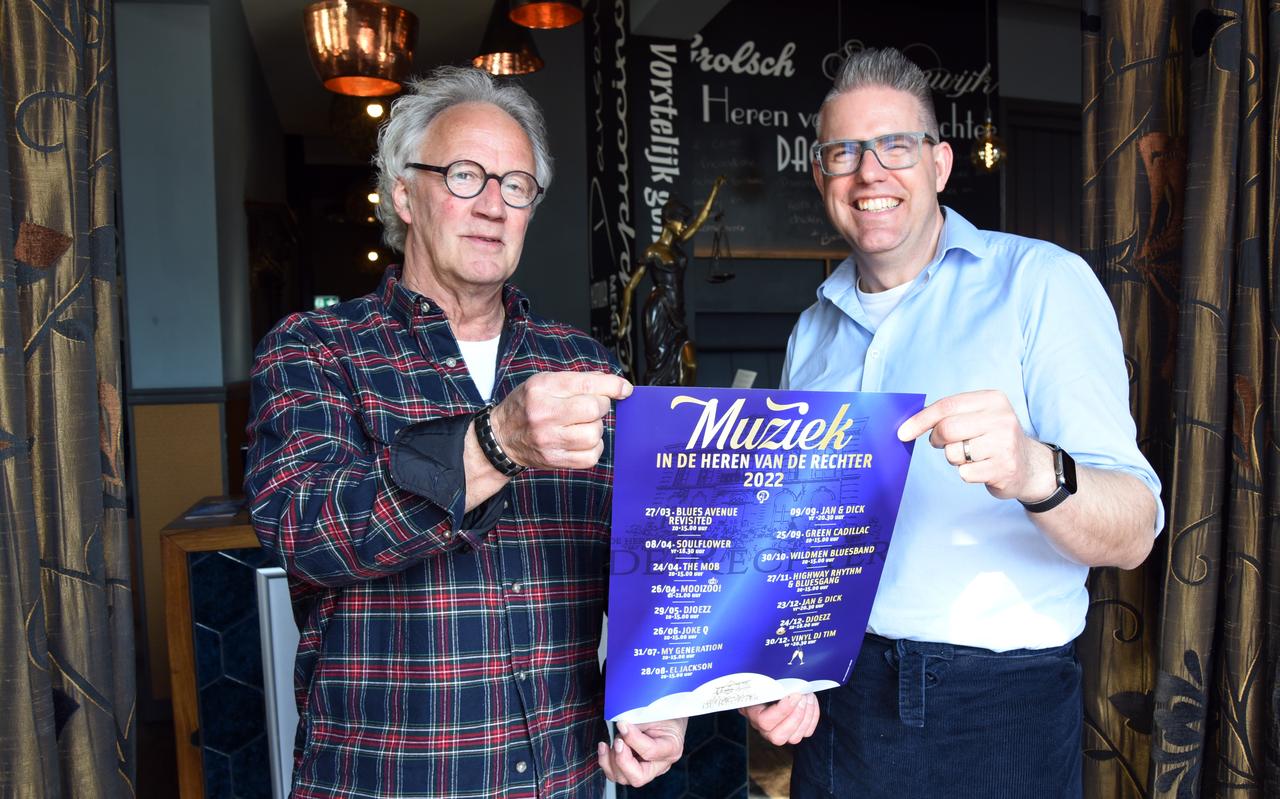 Impresario Dick Koper en Sander Fortunati tonen de poster met het fraaie muziekprogramma bij de Heren van de Rechter voor kalenderjaar 2022. Impresario Dick Koper en Sander Fortunati tonen de poster met het fraaie muziekprogramma bij de Heren van de Rechter voor kalenderjaar 2022.