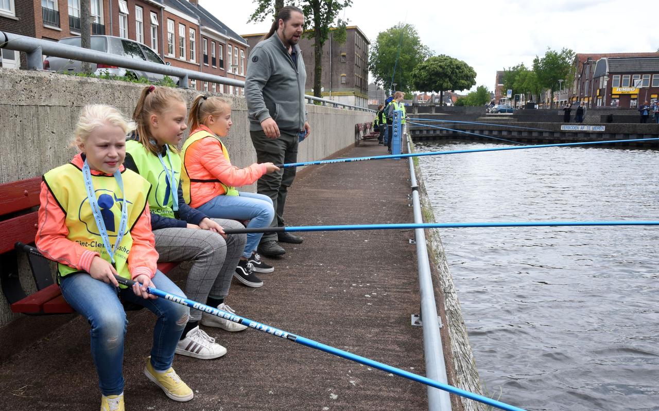 Jeugd zoekt regelmatig een visstekkie, zoals hier aan het Steenwijkerdiep. Jeugd zoekt regelmatig een visstekkie, zoals hier aan het Steenwijkerdiep.