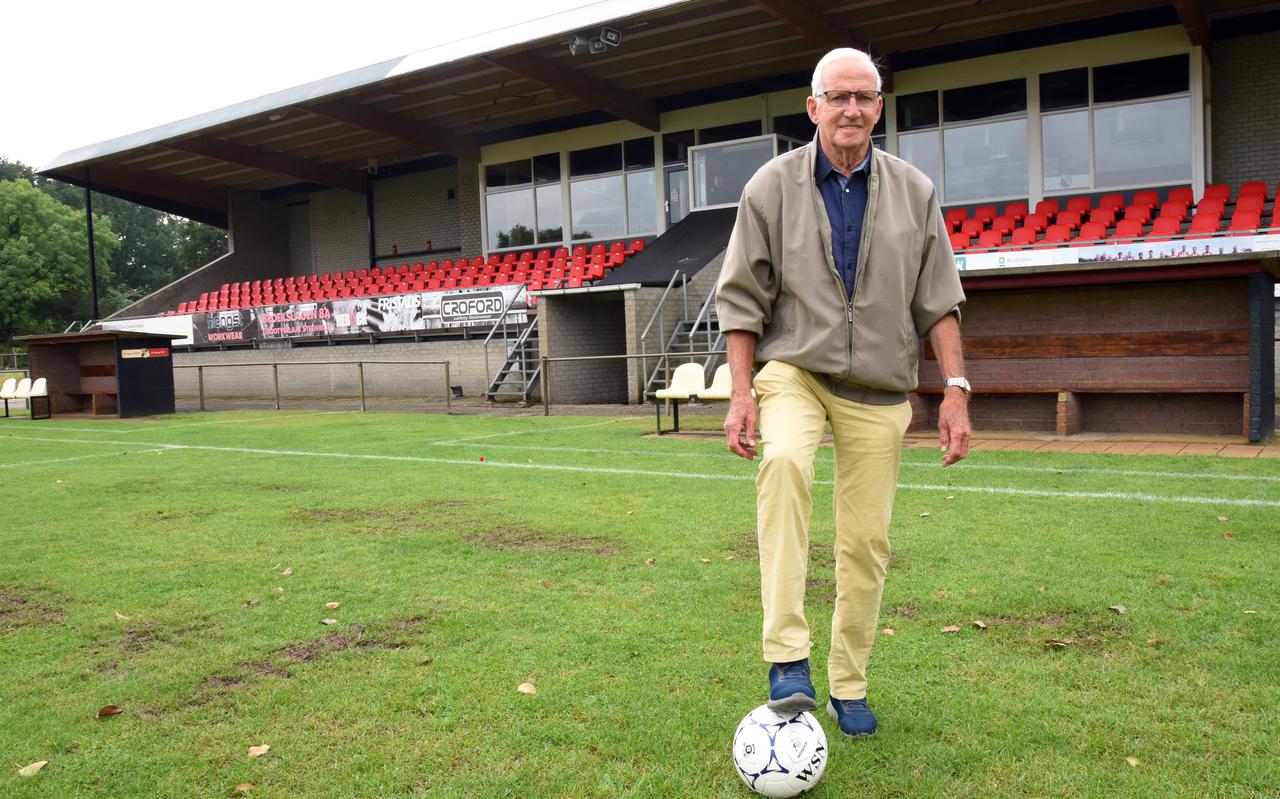 De 84-jarige Frans Koolen is al ruim 70 jaren op de velden van voetbalvereniging Steenwijk te vinden. Hier staat hij op het hoofdveld met op de achtergrond de tribune.