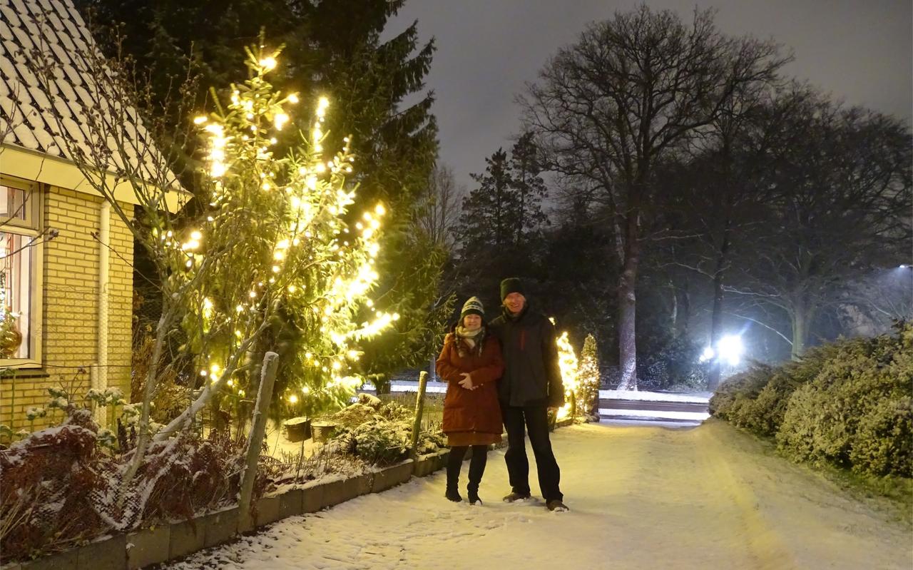 Hetty Mattaar en Jacob Kuiper bij de kerstboom in de sneeuw bij hun huis in Steenwijk. Hetty Mattaar en Jacob Kuiper bij de kerstboom in de sneeuw bij hun huis in Steenwijk.