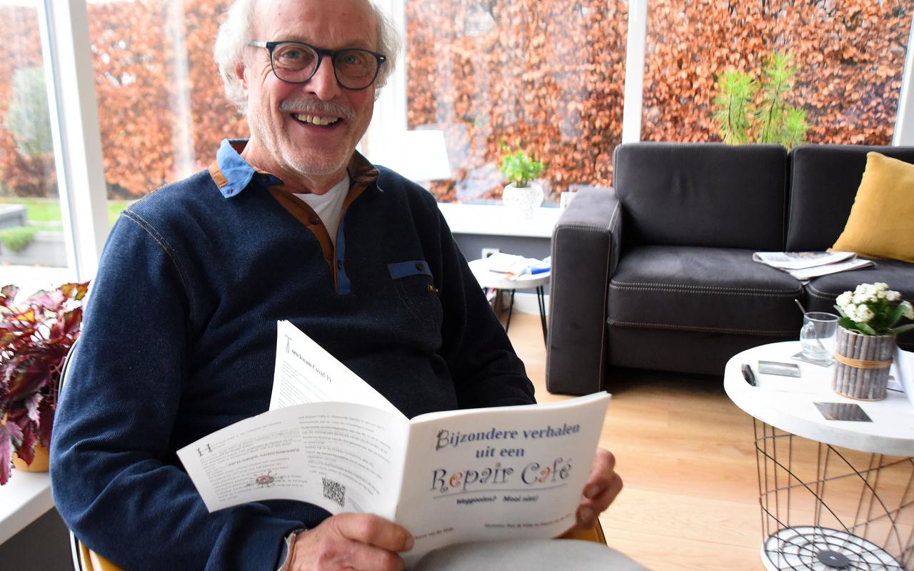 Douwe van der Helm met het door hem geschreven boekje: Bijzondere verhalen uit een Repair Café. ‘En dat gaat nu de hele wereld over. Wie had dat nou verwacht?'