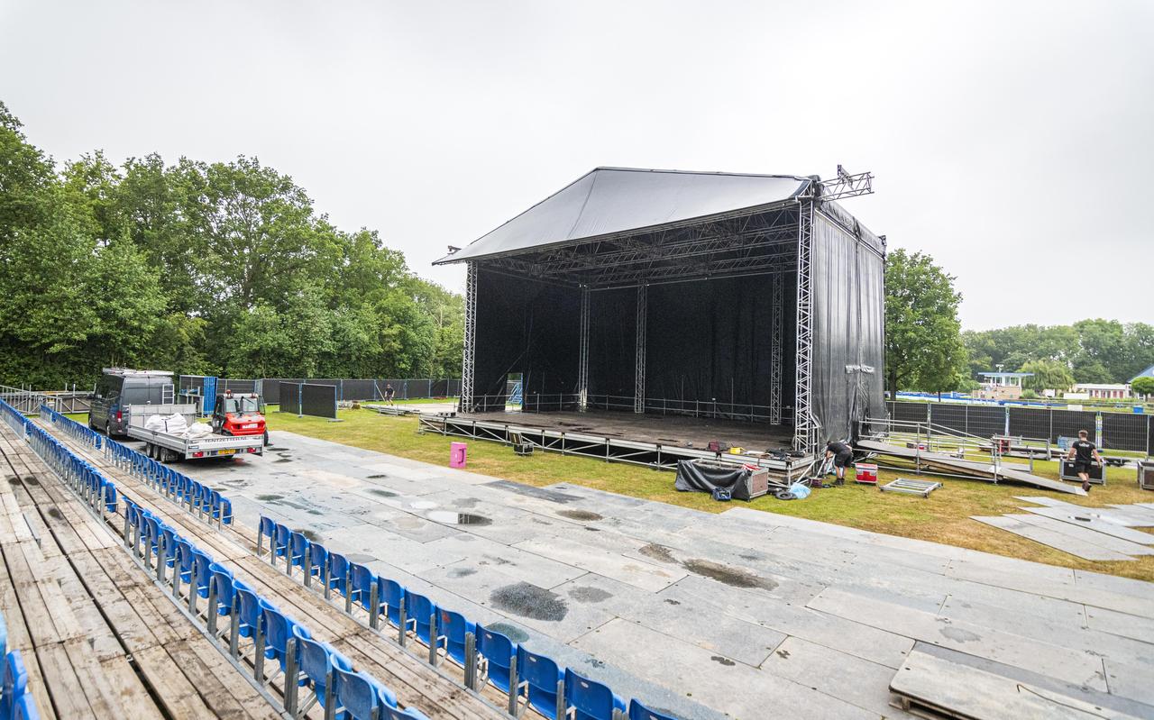 Op het terrein van zwembad het Tolhekke is hard gewerkt aan het opbouwen van een openluchttheater. Op het terrein van zwembad het Tolhekke is hard gewerkt aan het opbouwen van een openluchttheater.
