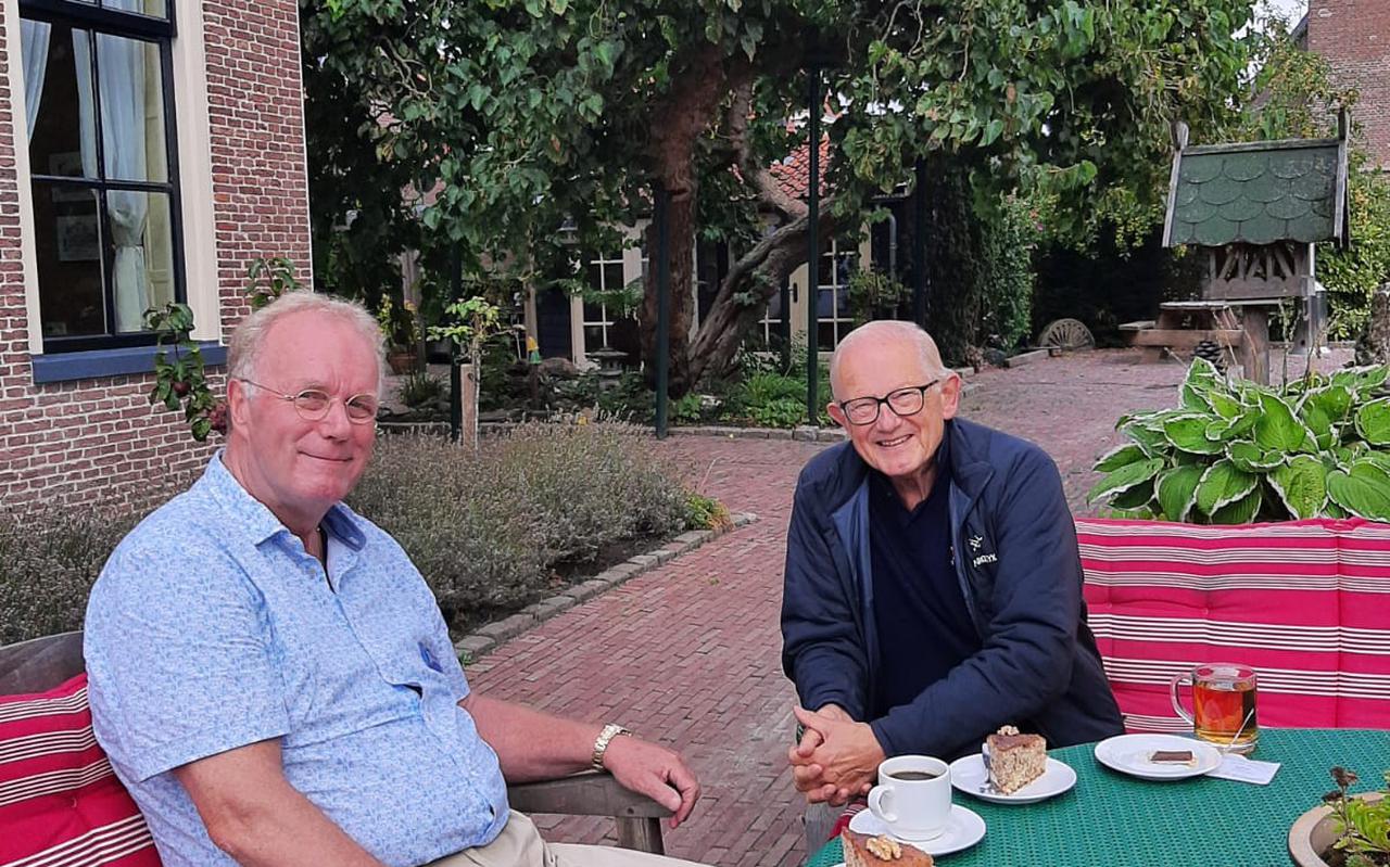 André Hammer en mr. Pieter van Vollenhove afgelopen zaterdag in een genoeglijk onderonsje in de tuin achter de havezate.
