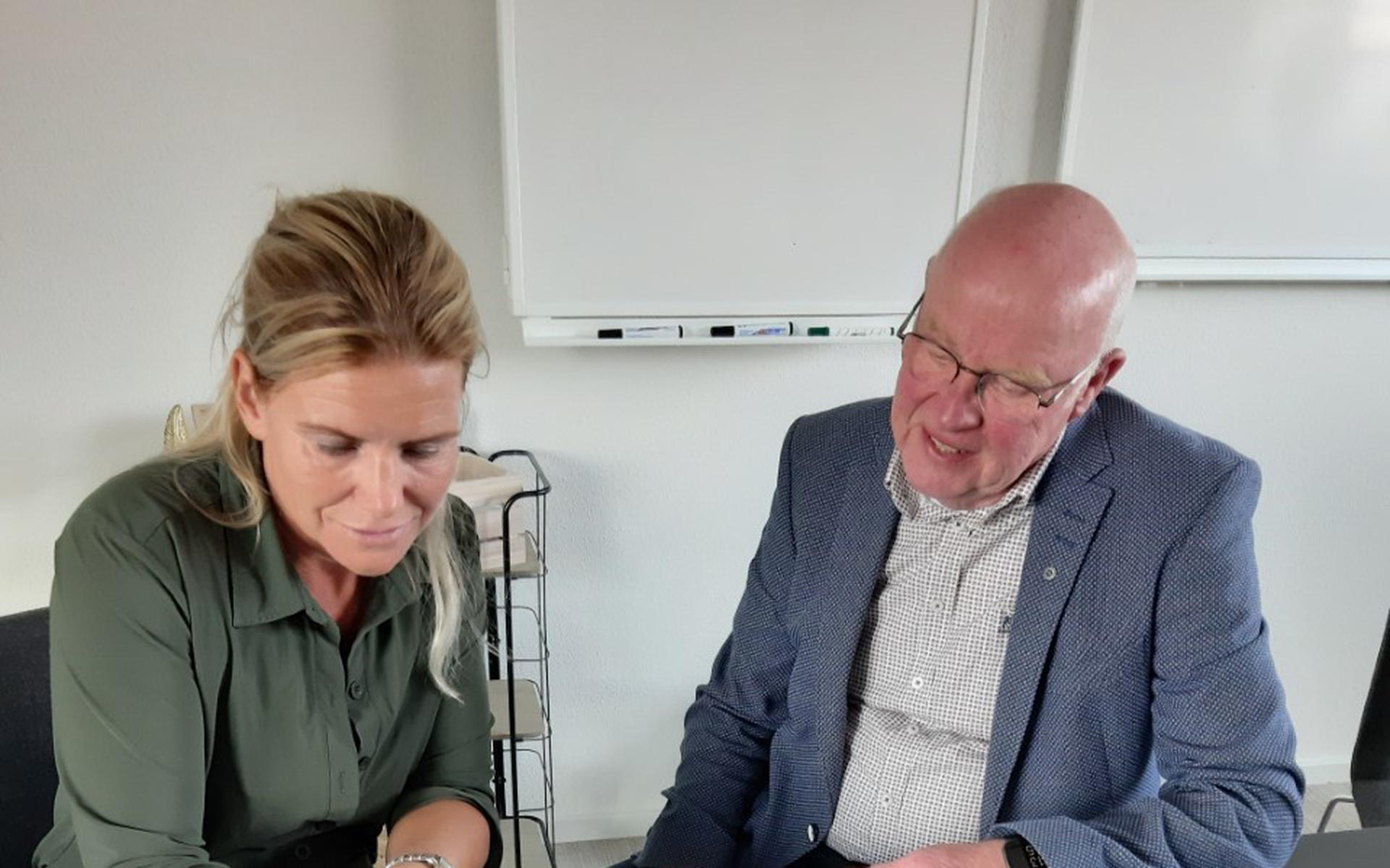 Mariska van Slooten van Woonconcept en Theo Leferink namens het bestuur van Present zetten de handtekening.