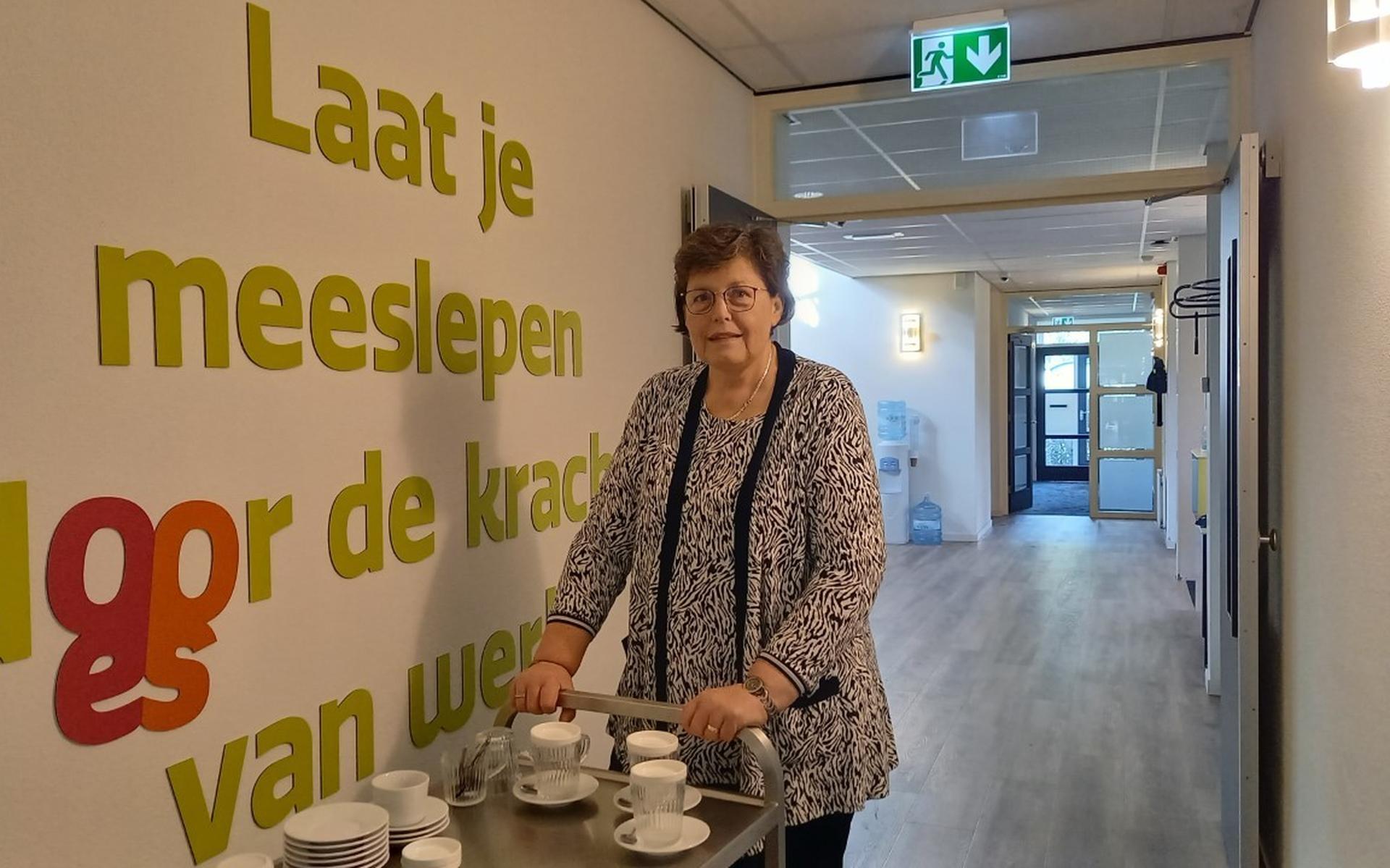 Tijdens het werkbezoek van BGL aan NoordWestGroep deed raadslid Ina Haveman de koffieronde.