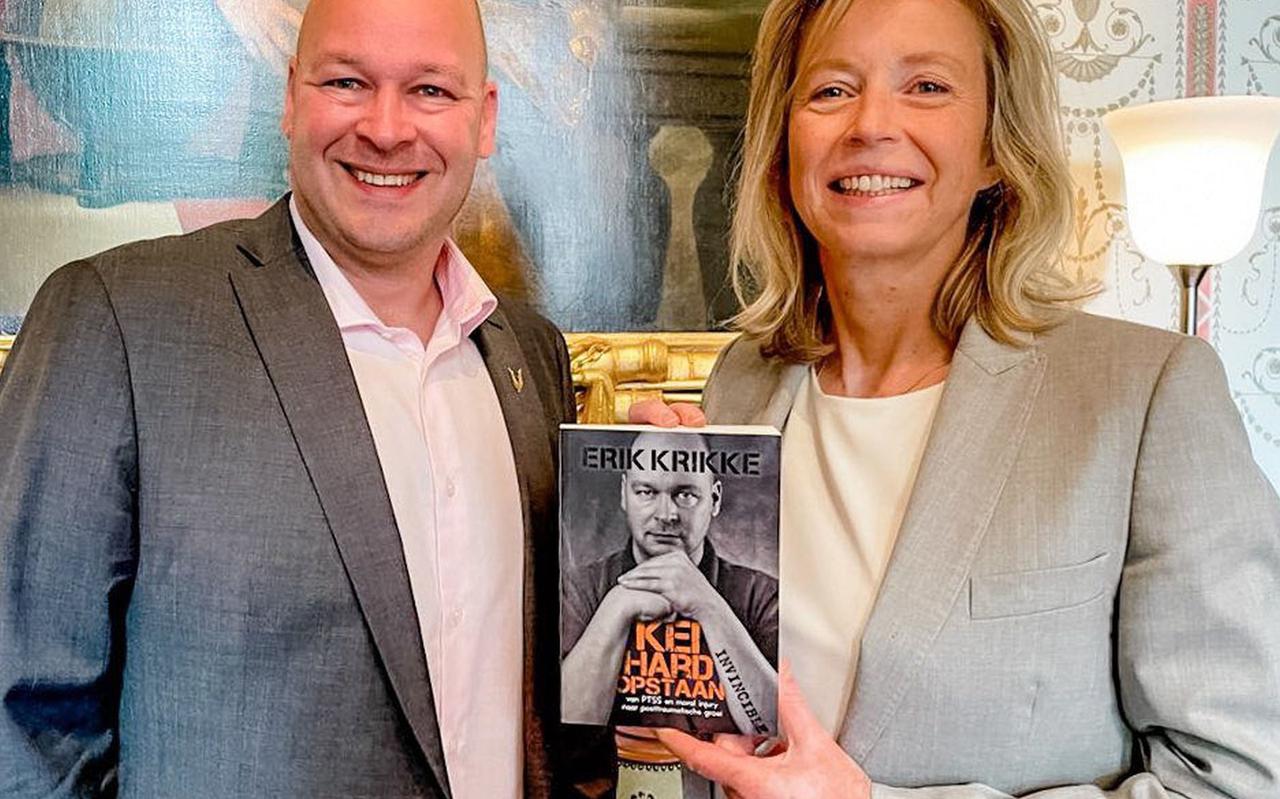 Erik Krikke overhandigt het boek aan minister van defensie Kajsa Ollongren.