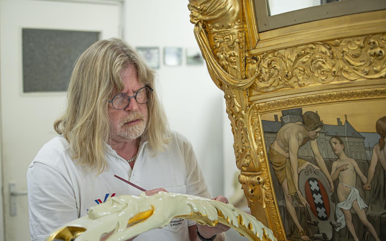 Meesterschilder Dick Pouwels uit Ossenzijl werkte drie jaar - af en aan - aan de Gouden Koets.