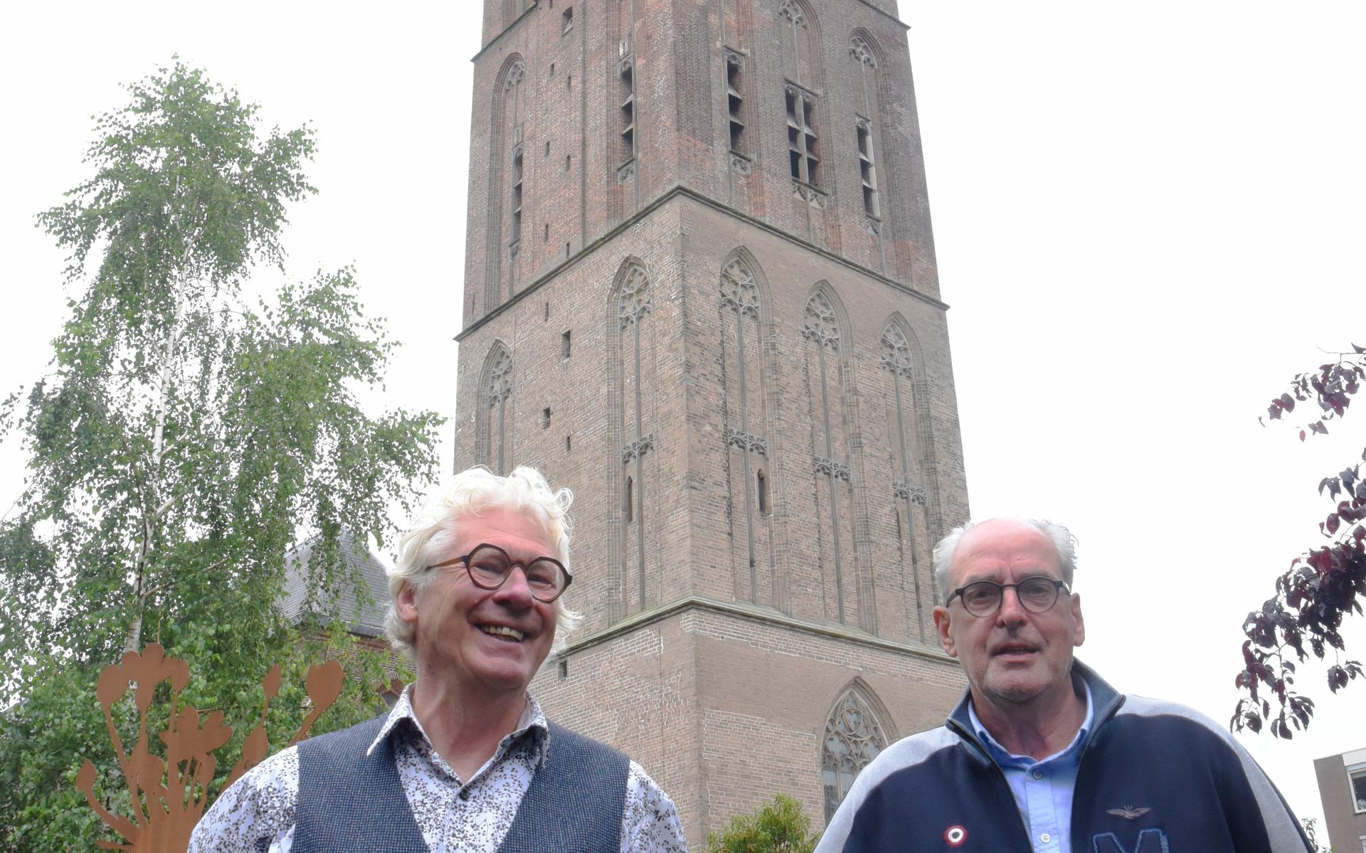 Torenwachters John Hoogma en Alex Gaastra ‘onder de Toren’. Ina Gerding en Hans Hoogma ontbreken.