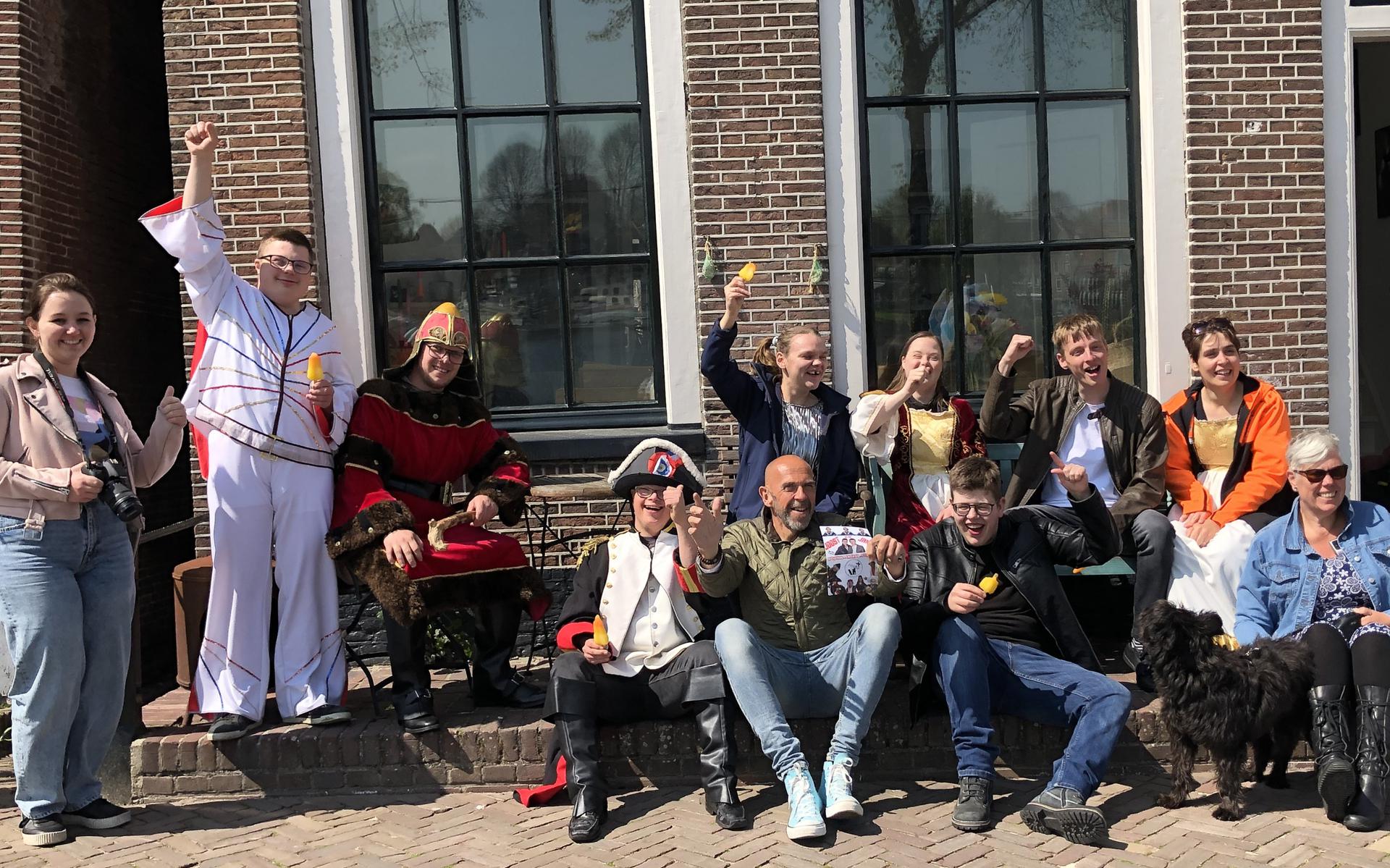 Leden van de theatergroep Droom XL bezochten Blokzijl. 