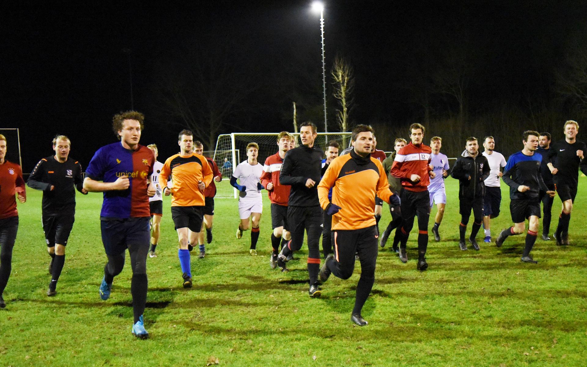Voetbalclubs mogen trainen zoals ze dat 'vroeger' ook deden: 'Hele competitie spelen kan nog prima h