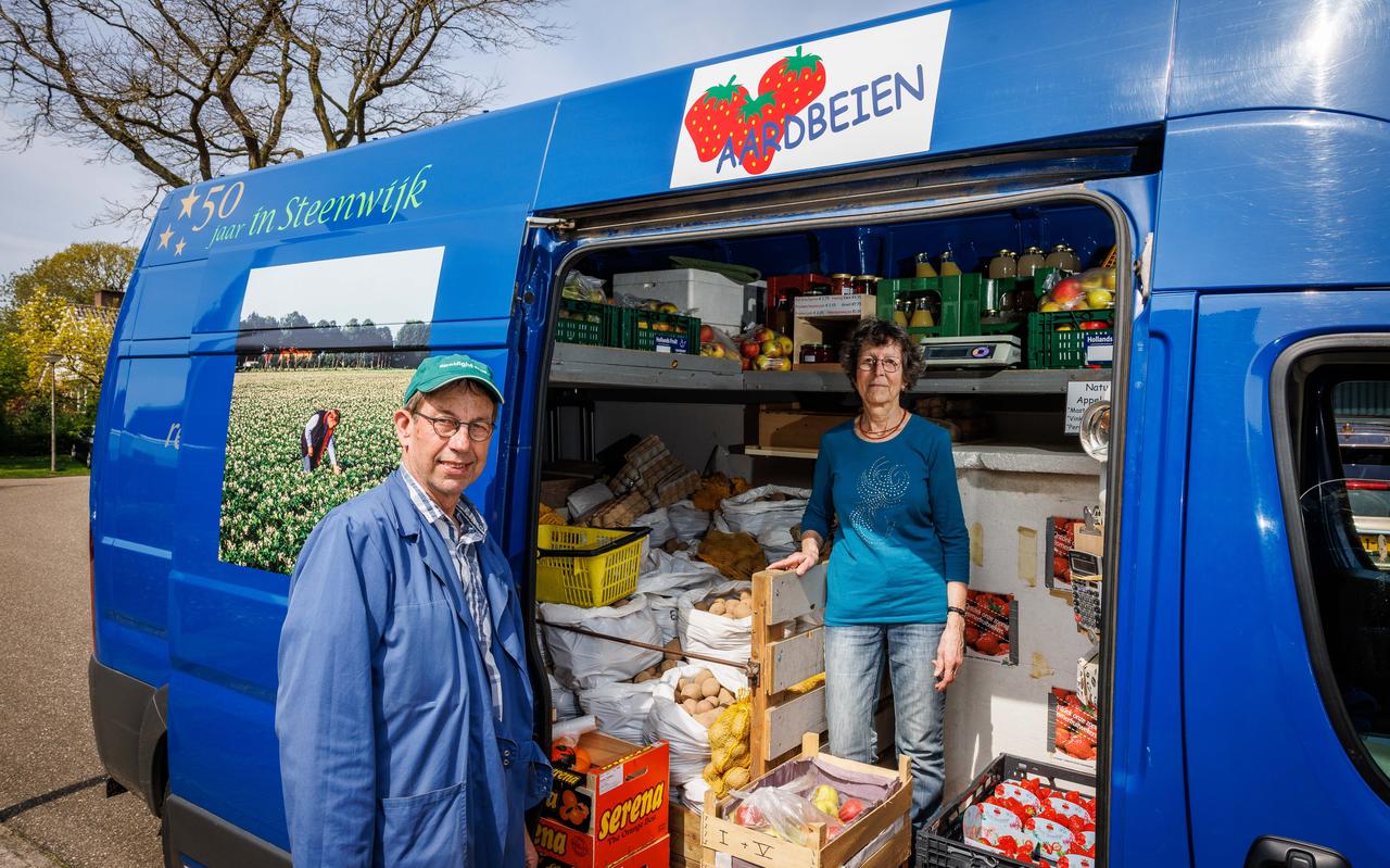 Bert (69) en zijn echtgenote Mignon (67) blijven hun eigen geteelde aardappelen verkopen vanuit hun opvallende ventbusje. Bert (69) en zijn echtgenote Mignon (67) blijven hun eigen geteelde aardappelen verkopen vanuit hun opvallende ventbusje.