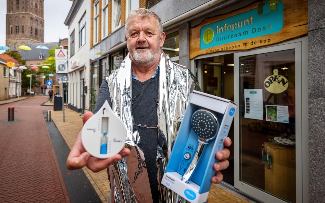 Voorzitter Harry Renting van Duurzaam Steenwijkerland met een bespaar douchekop en een douchetimer, simpele dingen om energie te besparen
Voorzitter Harry Renting van Duurzaam Steenwijkerland met een bespaar douchekop en een douchetimer, simpele dingen om energie te besparen
