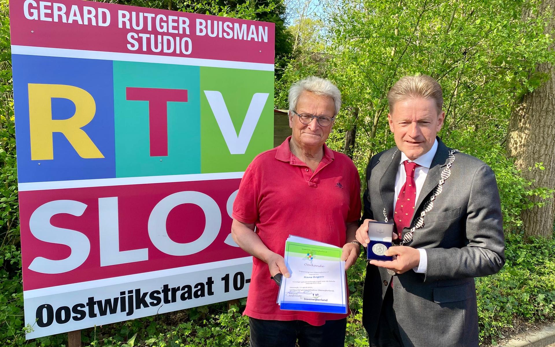 Hans Bogers ontvangt de erepenning.
