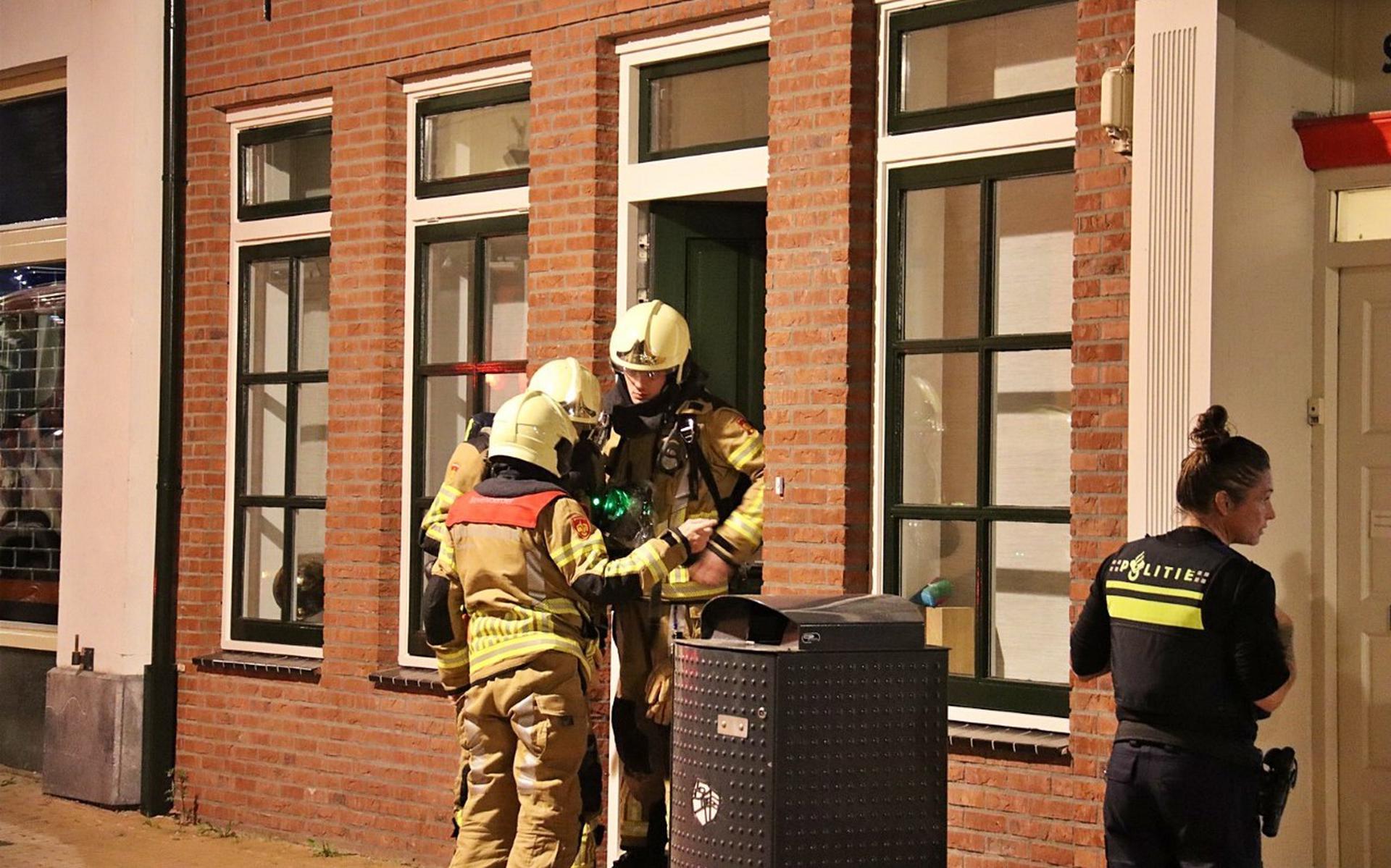 De brandweer controleert of er sprake is van een gaslek in een woning aan de Gasthuisstraat in Steenwijk. Ook het naastgelegen winkelpand is gecontroleerd. Het bleek loos alarm.