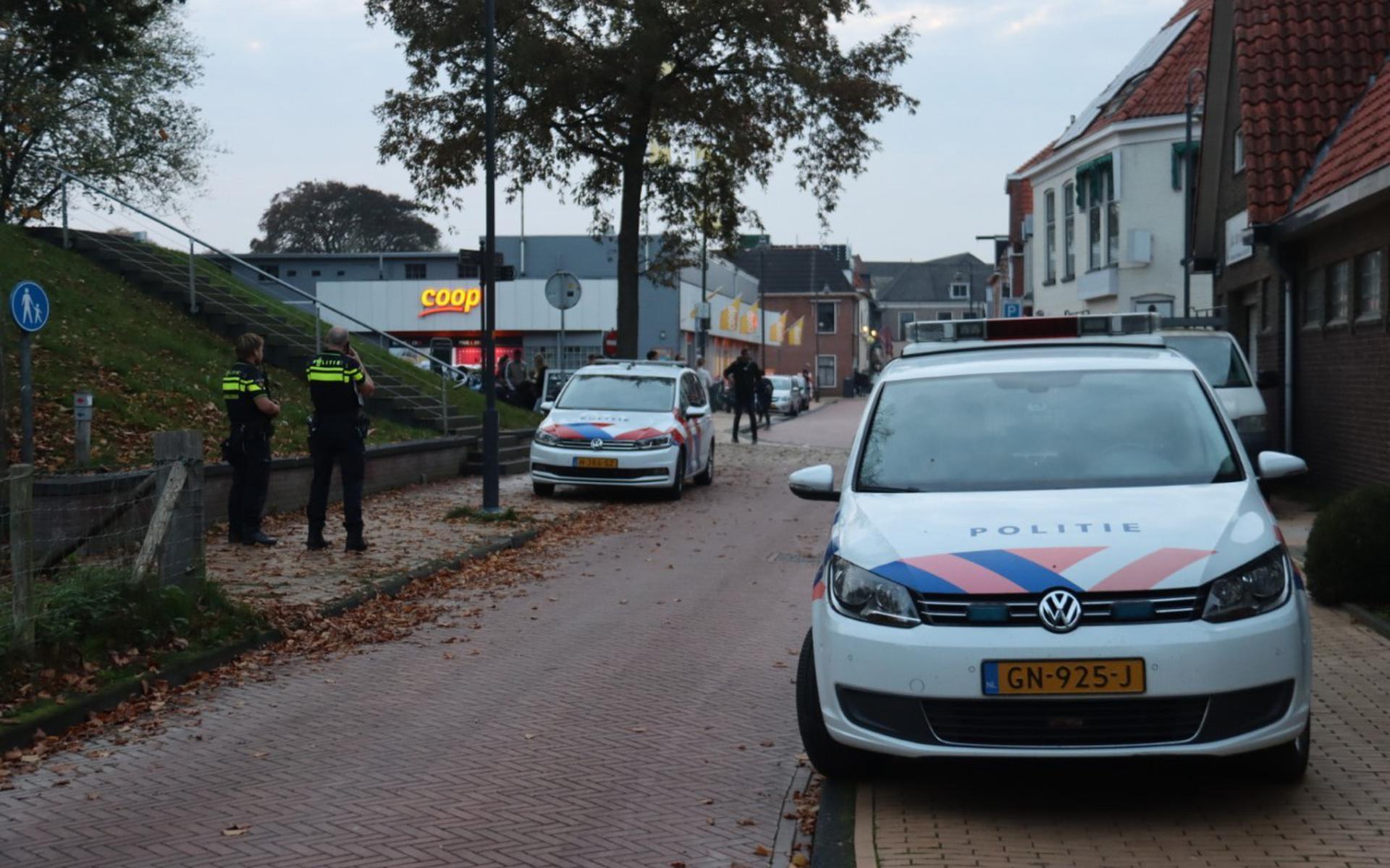 Bij een confrontatie tussen meerdere personen in het centrum van Steenwijk is mogelijk gestoken. Een jongen raakte lichtgewond en de politie heeft een persoon aangehouden. 