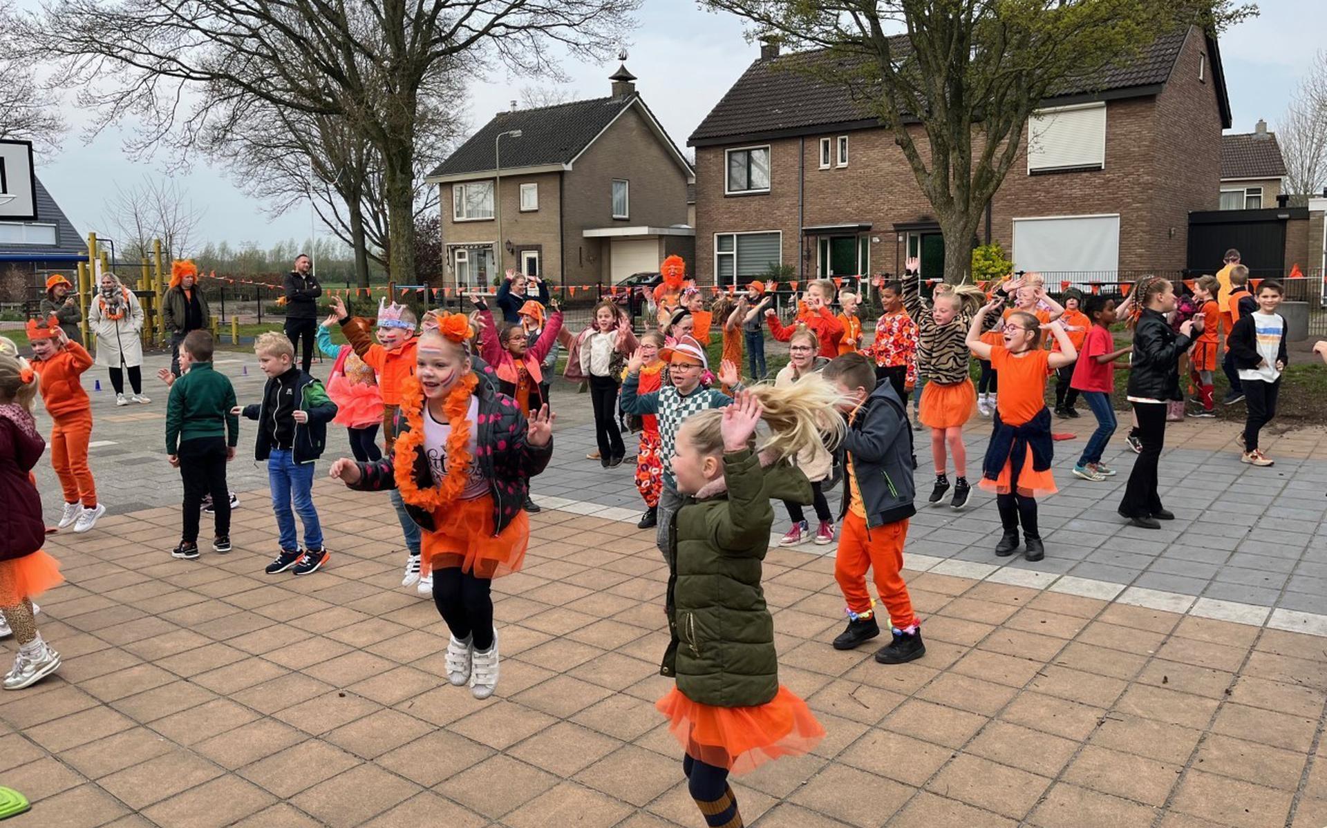 Enthousiast dansen de leerlingen van de St. Martinusschool in Vollenhove tijdens de Koningsspelen.