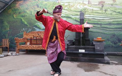 Een traditionele dans, met de kris, zoals zondag is te zien in dierenpark Taman Indonesia in Kallenkote. 