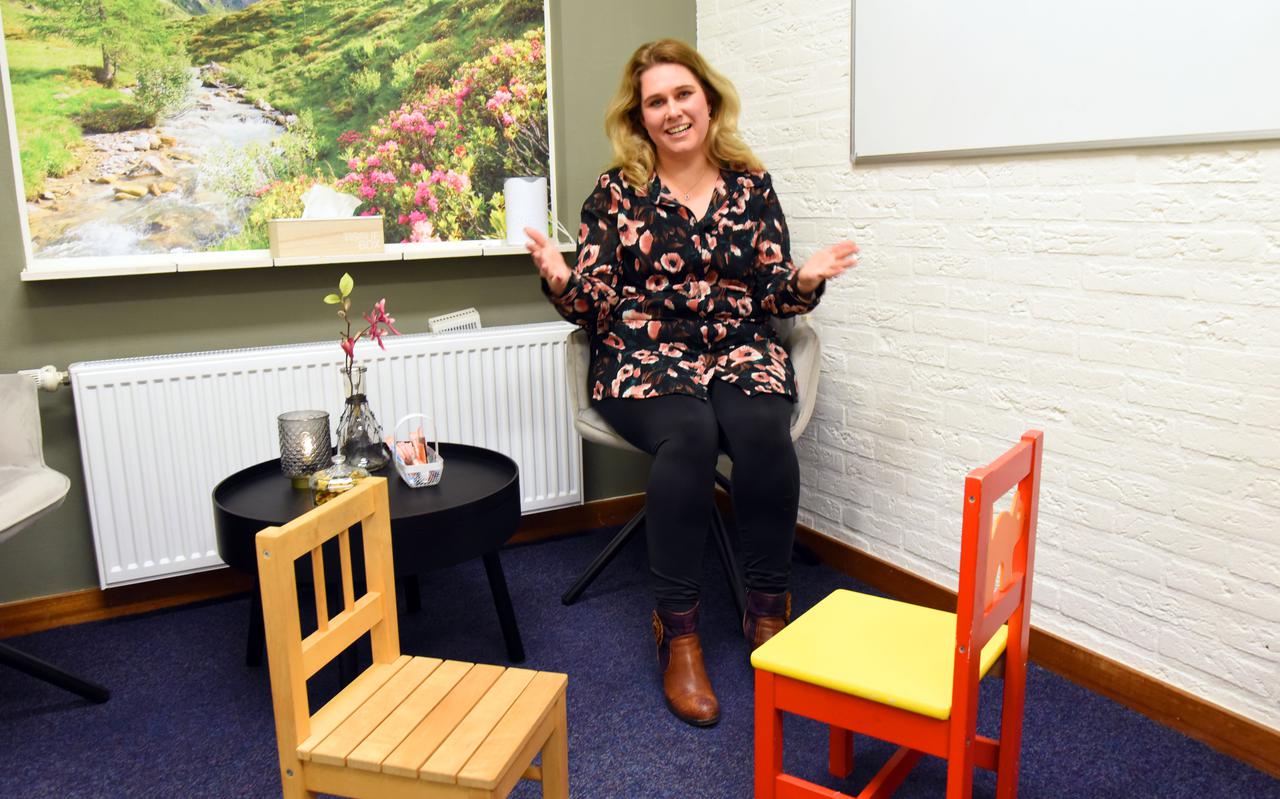 Steenwijkse Elisa Bakker in haar praktijkruimte van 'Jij Floreert'.