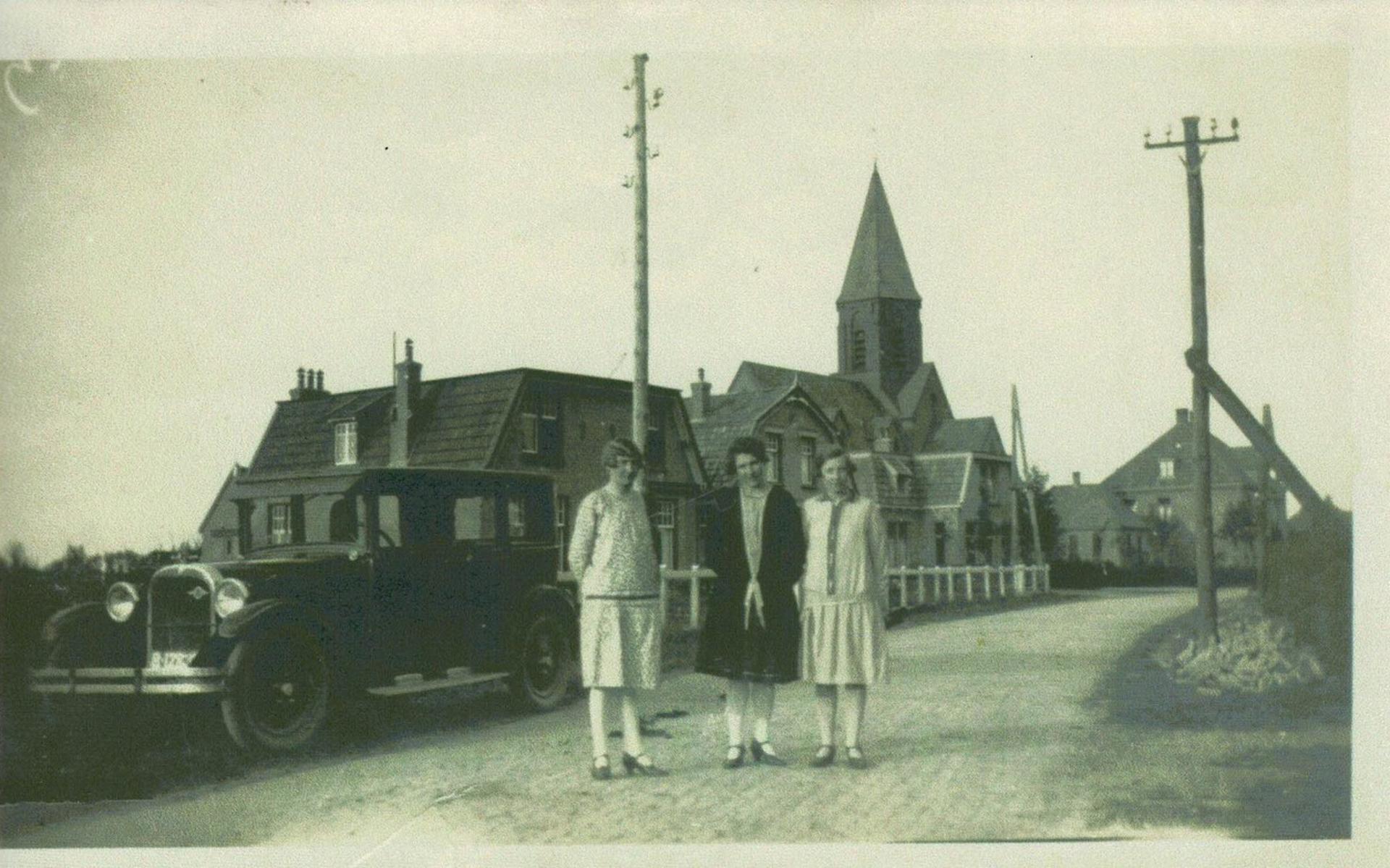 Tijdens de Sneupersmiddag in Steggerda is ook deze historische foto  te zien van drie  dames bij de R.K. kerk naast een prachtige auto uit vroeger jaren, met het bekende B-nummerbord