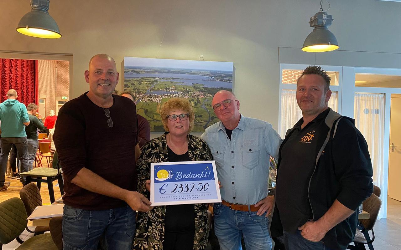 Hennie en Henk Korthoef, krijgen een cheque als dank voor de 30 jaar dat zij de supermarkt in Belt-Schutsloot bestierden. ZIj kregen de cheque uit handen van Gert Stam van Dorpsbelangen (links) en Gert Weijs van de Christelijke Oranje Vereniging van Belt-Schutsloot. Hennie en Henk Korthoef, krijgen een cheque als dank voor de 30 jaar dat zij de supermarkt in Belt-Schutsloot bestierden. ZIj kregen de cheque uit handen van Gert Stam van Dorpsbelangen (links) en Gert Weijs van de Christelijke Oranje Vereniging van Belt-Schutsloot.