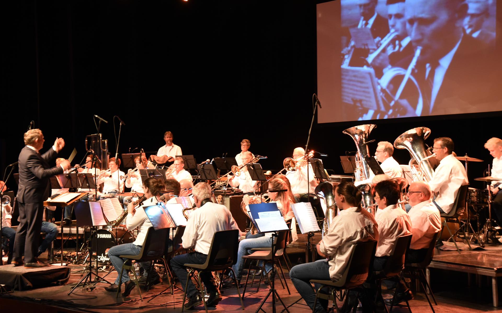 Muzikanten én publiek genieten van jubileumconcert De Bazuin - Steenwijker Courant