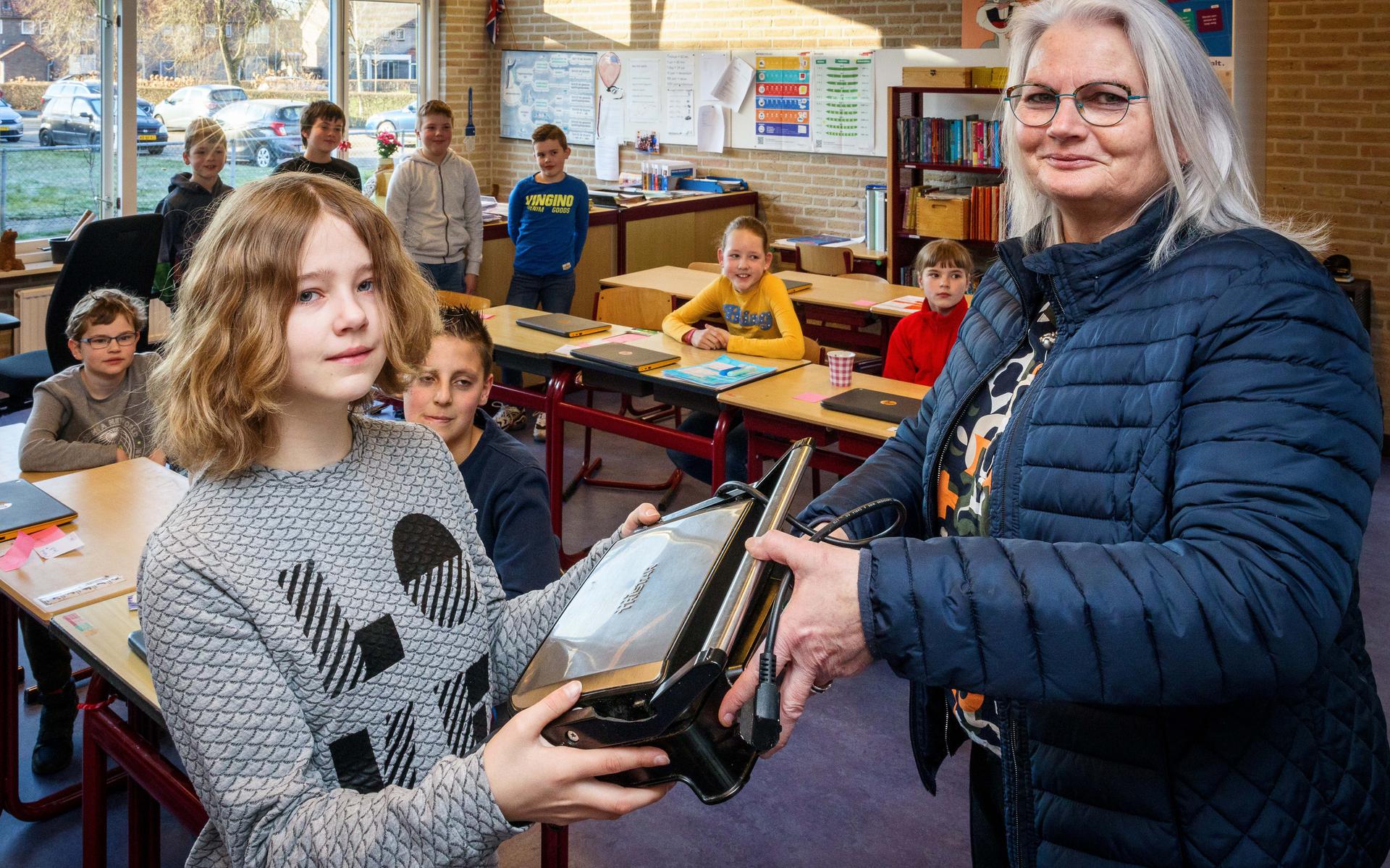 Wethouder Tiny Bijl levert haar kapotte tosti ijzer op school De Lepelaar in het kader van de kick-off e-waste race. 