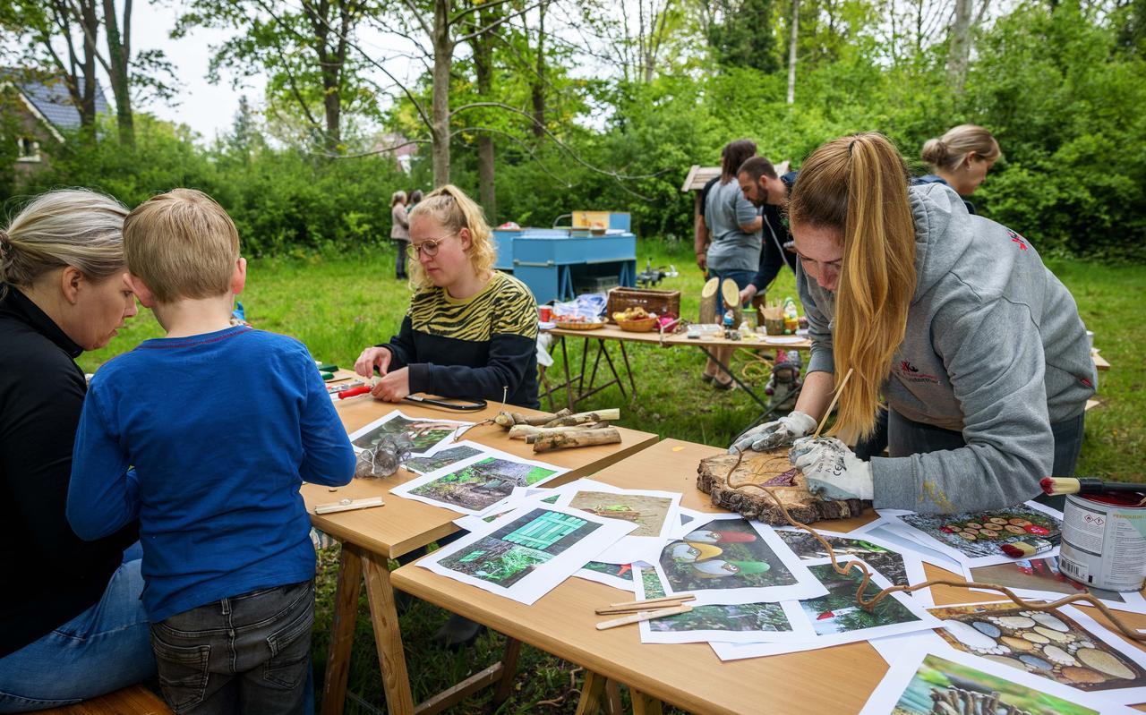 Vrijwilligers schilderen kabouters, deurtjes en andere kabouterdingen die in 't Krullebossie komen, langs de kabouterslingerpaden. Vrijwilligers schilderen kabouters, deurtjes en andere kabouterdingen die in 't Krullebossie komen, langs de kabouterslingerpaden.