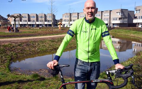 Kor Heethuis, voorzitter van RTV Steenwijk, mag op de fiets graag kilometers wegtrappen door de fraaie omgeving van Steenwijk. 