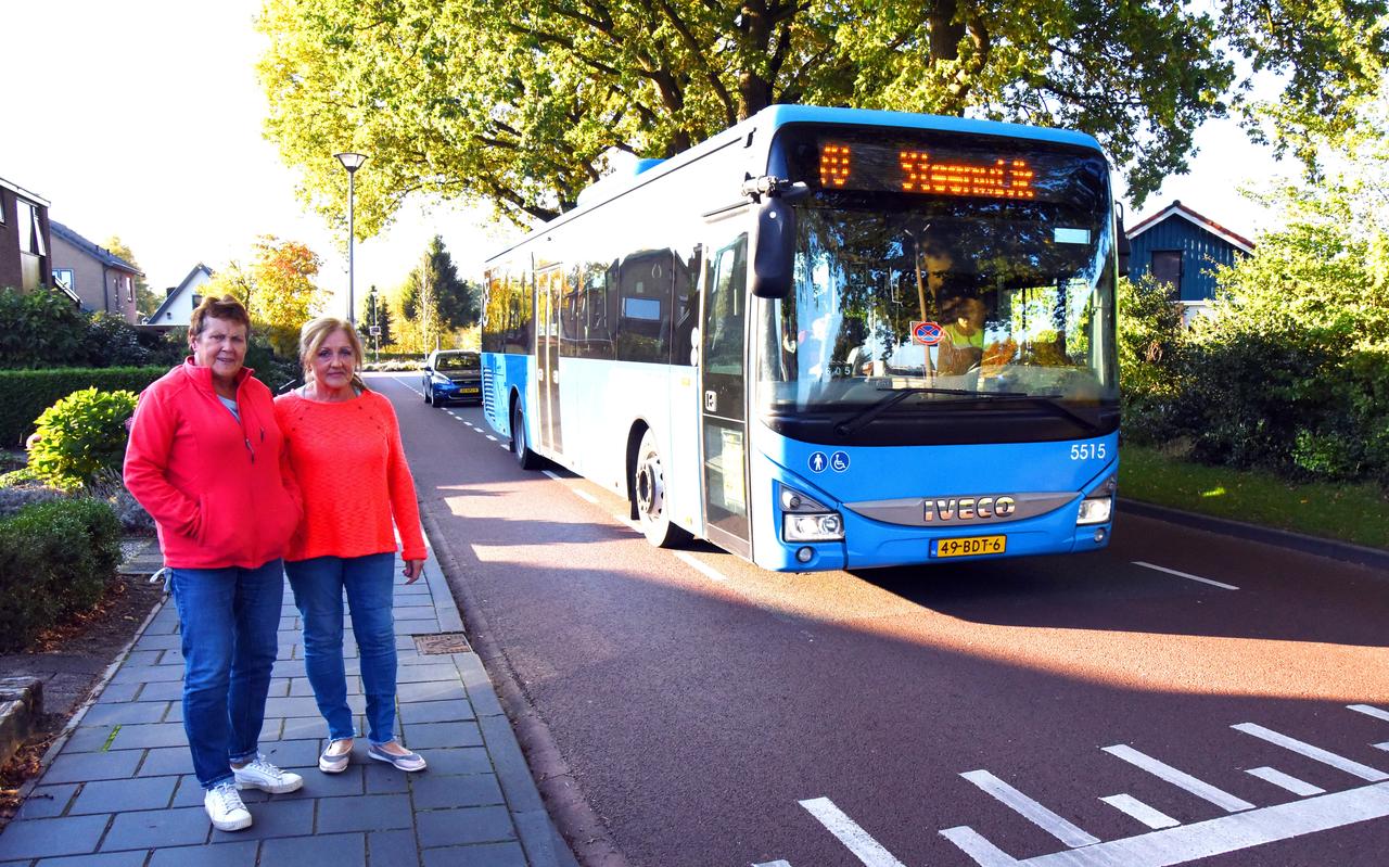 Hennie Janssen en Ylonka Kist klagen onder meer over de bussen van Connexxion. ‘Elke zes minuten raast er één voorbij…’ Hennie Janssen en Ylonka Kist klagen onder meer over de bussen van Connexxion. ‘Elke zes minuten raast er één voorbij…’