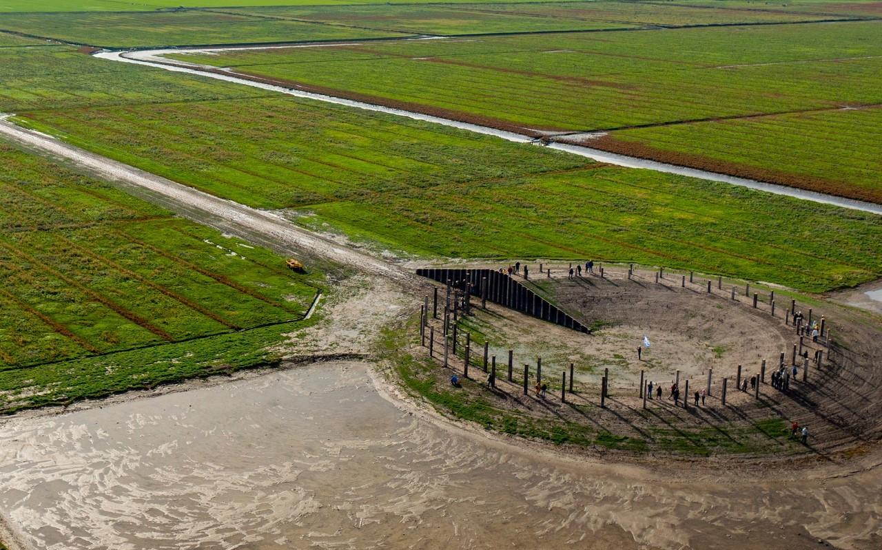 Kijkend vanuit de ‘Tarp fan de takomst’ heeft de bezoeker een panoramisch uitzicht over land en zee. Kijkend vanuit de ‘Tarp fan de takomst’ heeft de bezoeker een panoramisch uitzicht over land en zee.