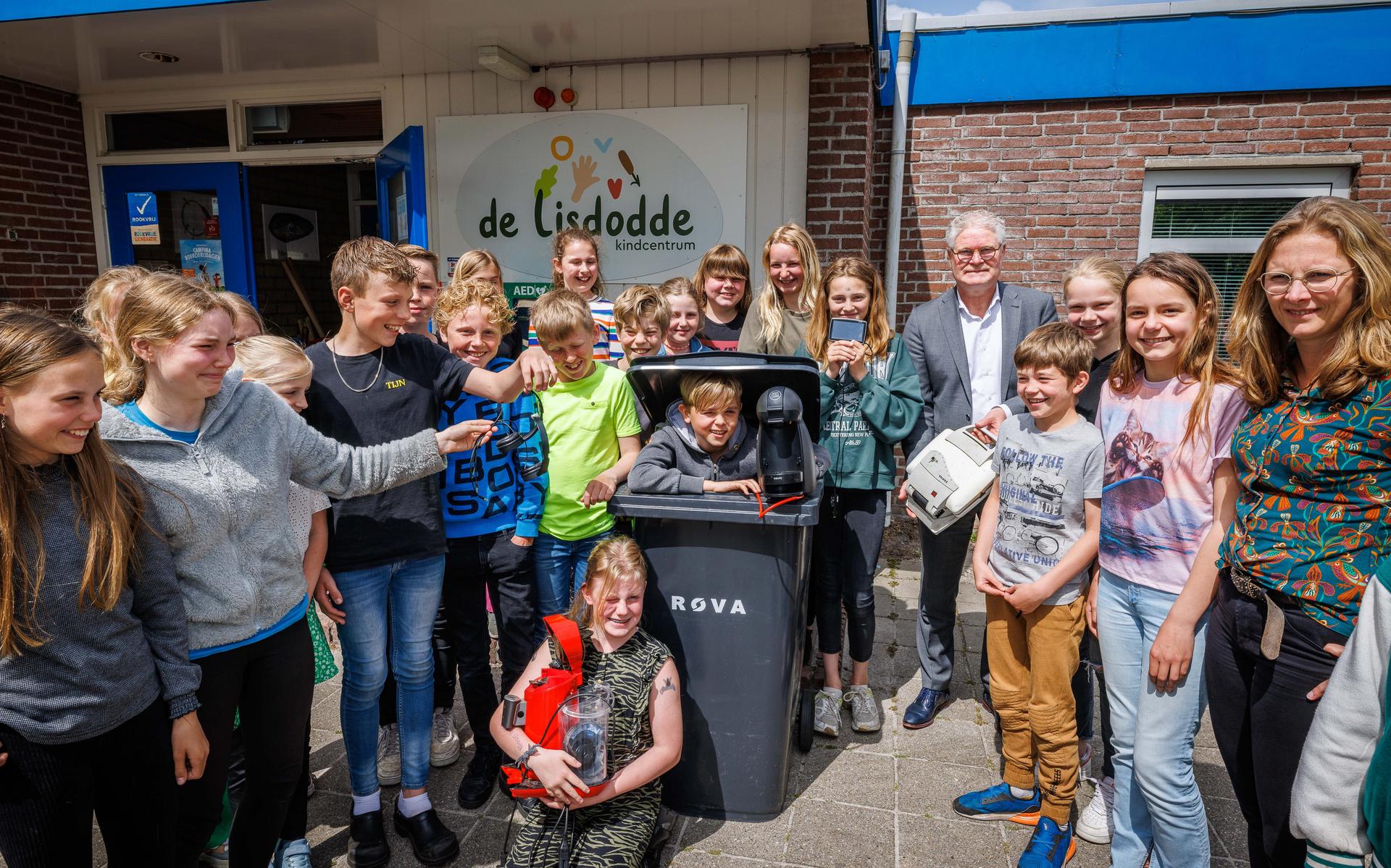 De start van de E-waste Race op De Lisdodde. Wethouder Marcel Scheringa had zijn oude tosti-ijzer meegenomen.